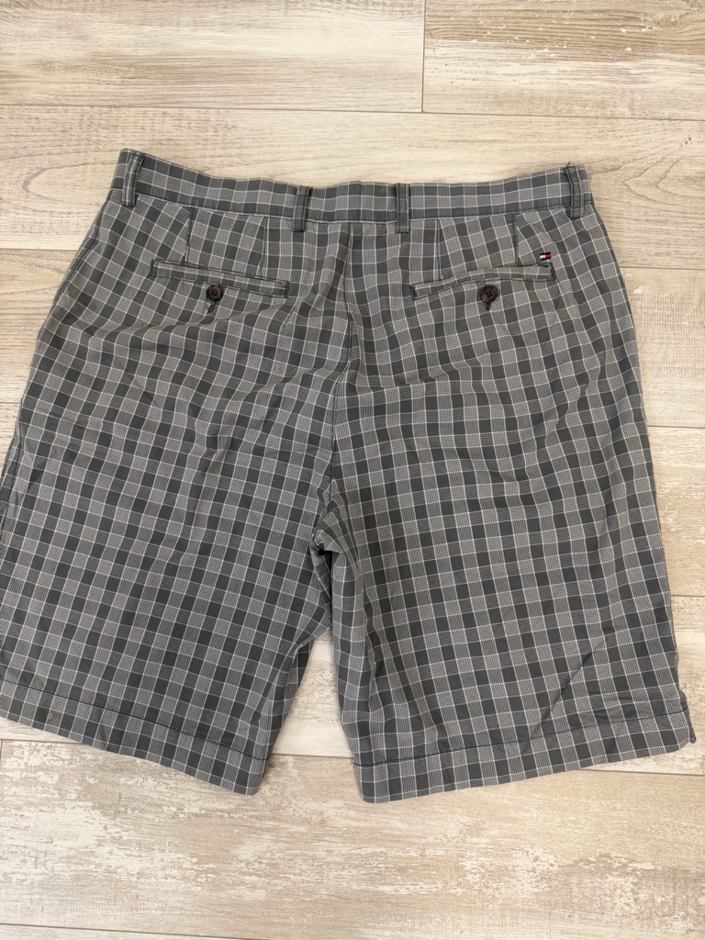Tommy Hilfiger Men’s Gray Plaid Flat Front Shorts - Picture 2 of 4